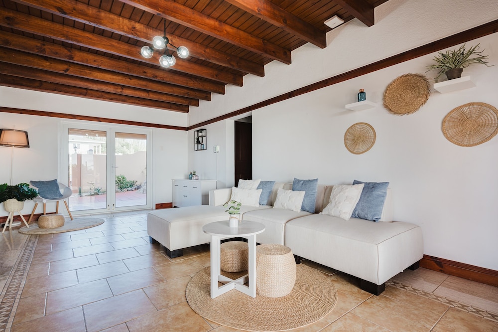 5 Bedroom Villa With Amazing View of Aruba Nature