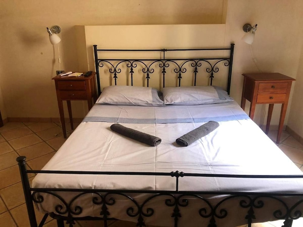 ONE WAY ROOMS