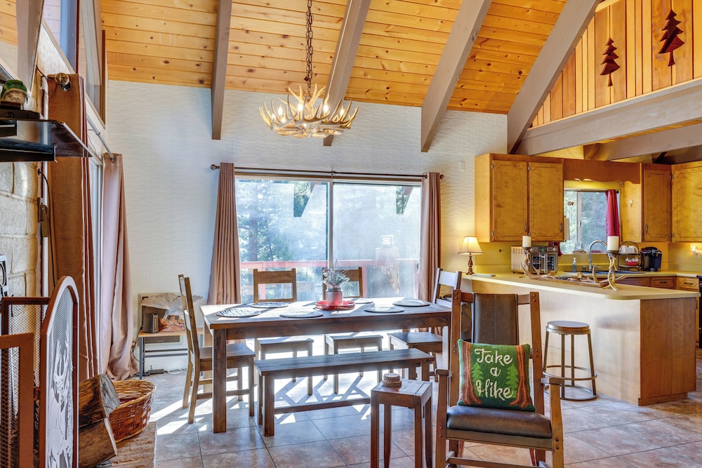 13 Mi to Skiing: Long Barn Family Cabin