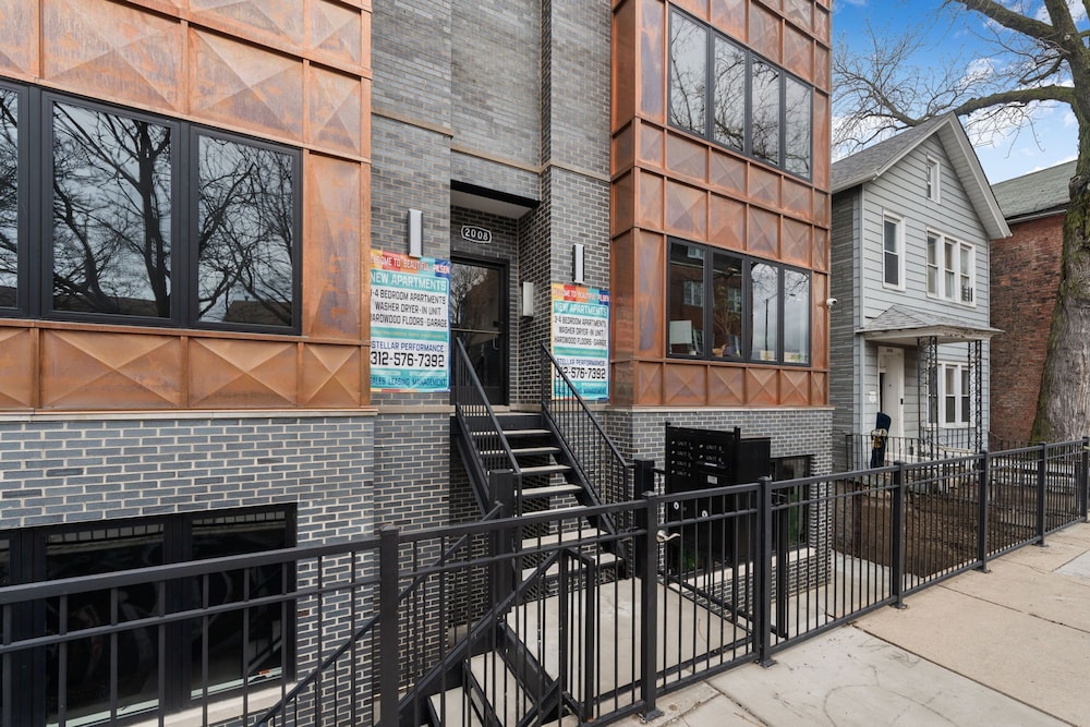 3 Bed 2 Bath Chicago Retreat w Balcony Parking
