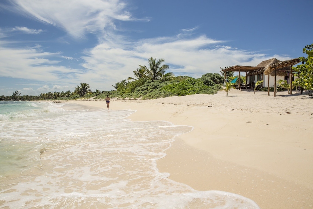 Room in Bungalow - El Secrereto Ocean Front Cabin