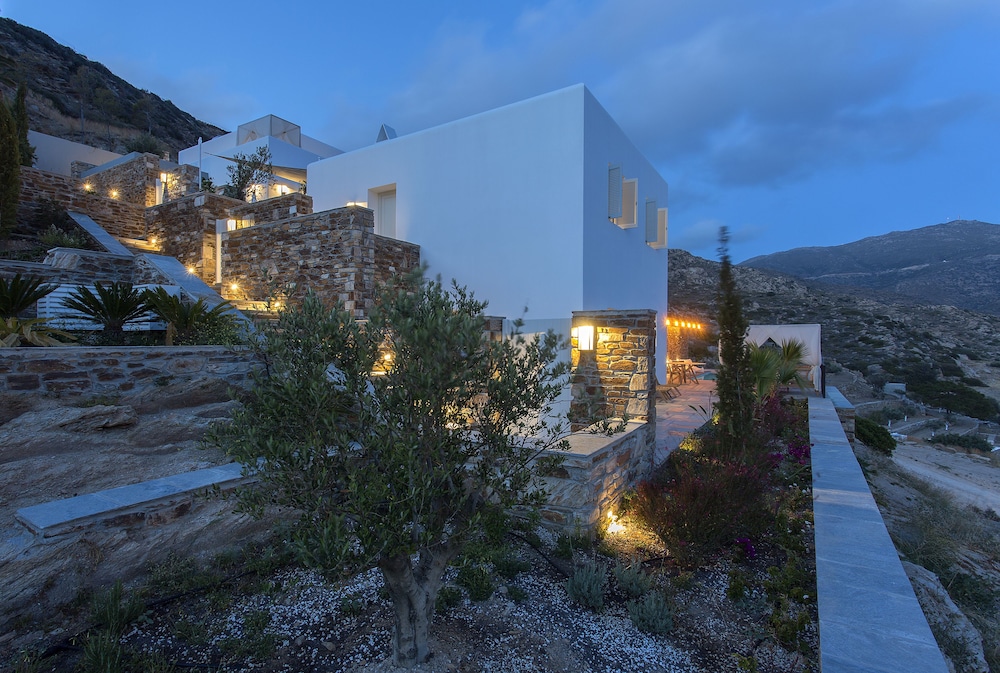 Far Out Hotel & Spa