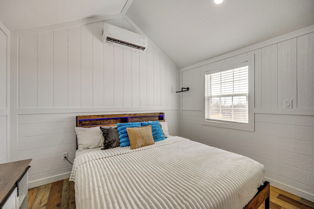 Hike, Hunt & Fish: Pet-friendly Studio in Dilley!