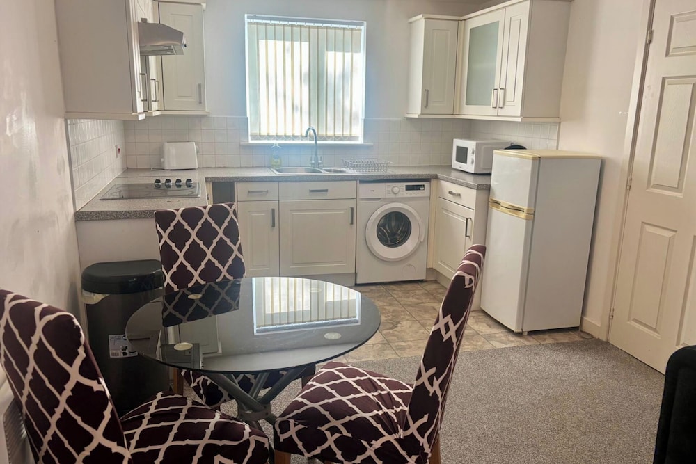 2 Bed Apartment-sleeps 4-free Parking