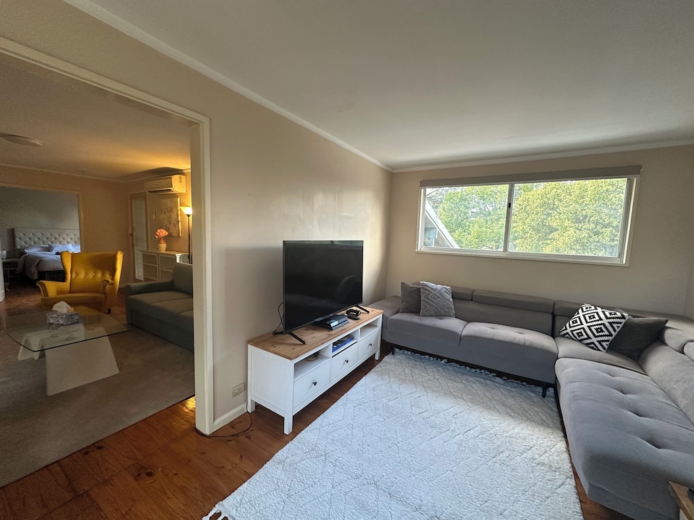Charming 3 Bedroom Home in Garran, Perfect for Families and Groups