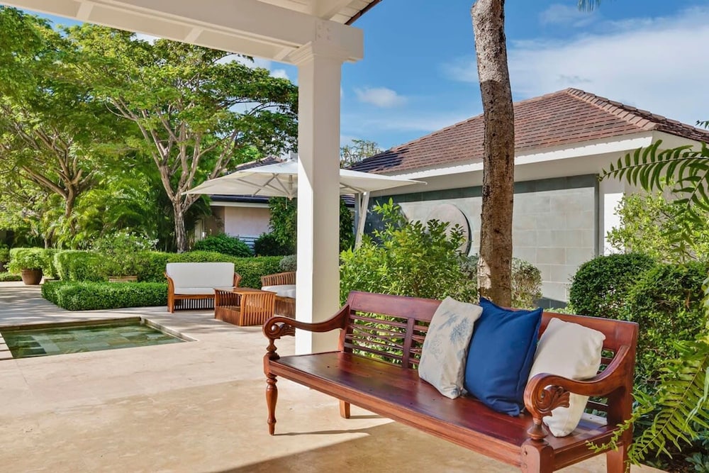Oceanfront Golf Course Estate w Pool Guest House