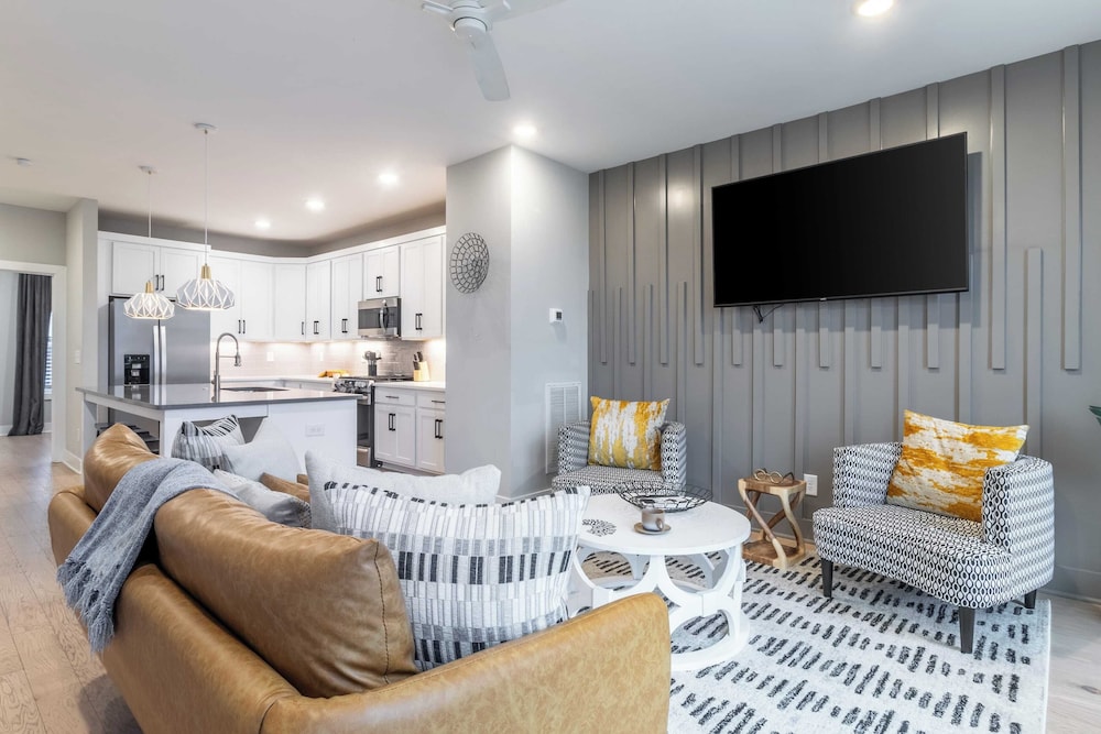 Monty by Avantstay 4bdr 4ba, Balcony w/ Outdoor Seating, 5mins to DT