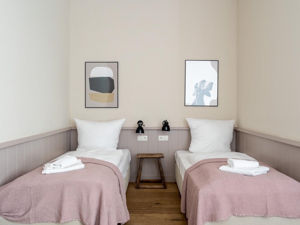 Schoenhouse Avenue by Limehome