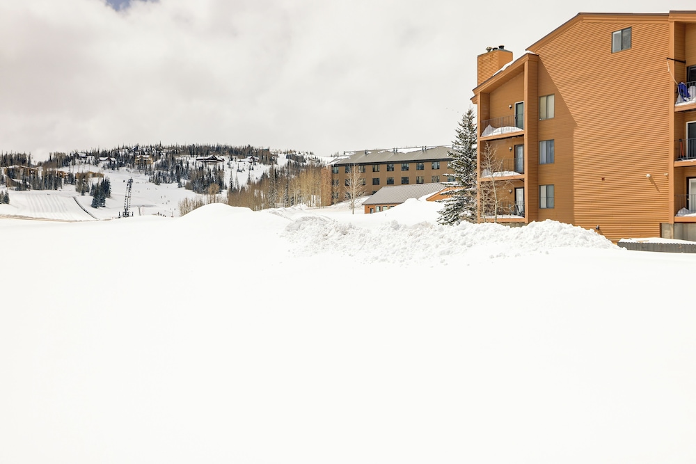 Walk to Brian Head Resort: Condo w/ Pool Access!