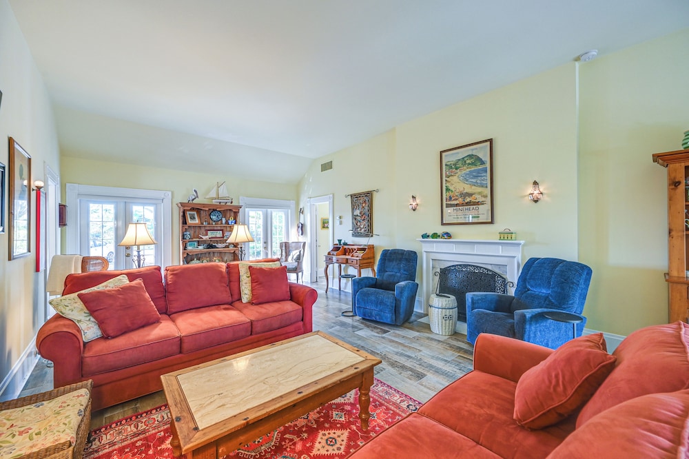 1 Block to Beach - Home w/ Pool in Old Naples!
