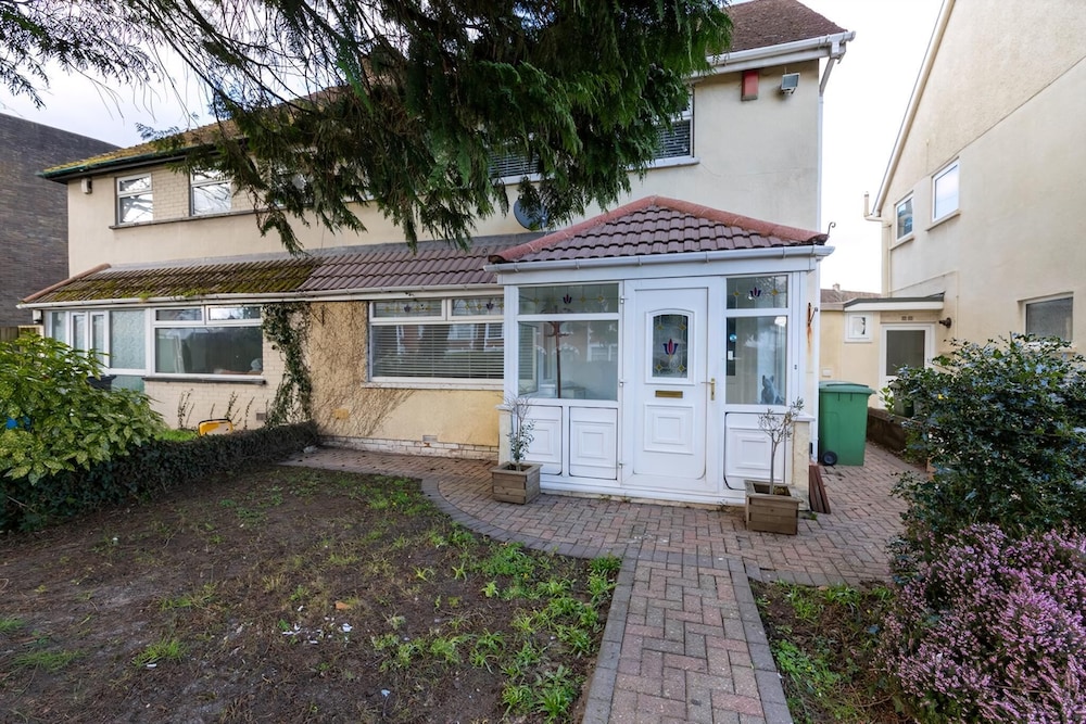 Spacious 3 Bed Home With Pool Table