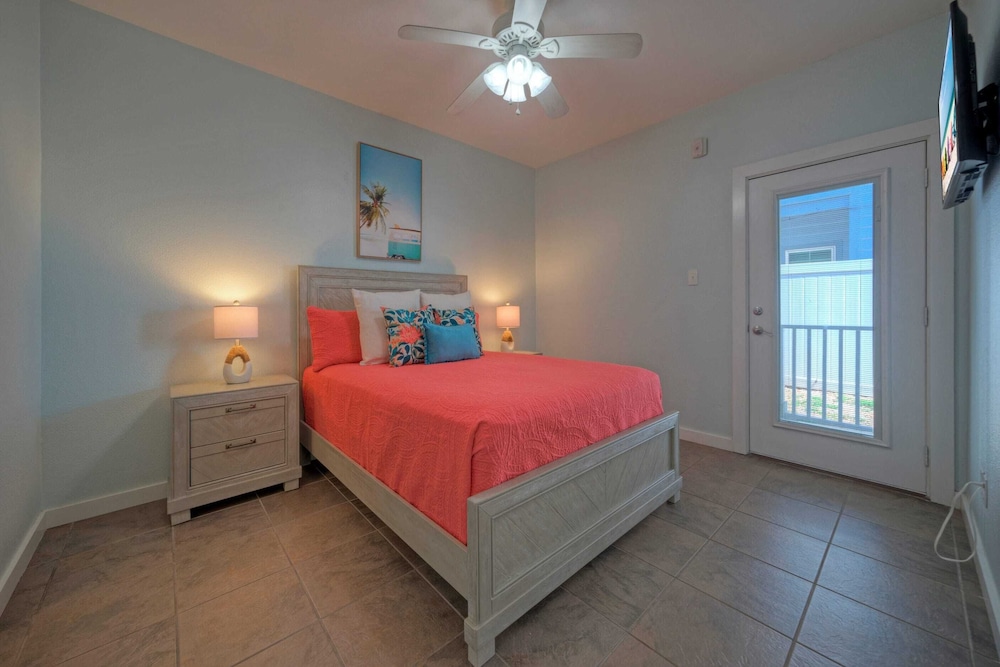 7 Costa Bahia Condos Sleeps 42 + Pool Minutes to the Beach