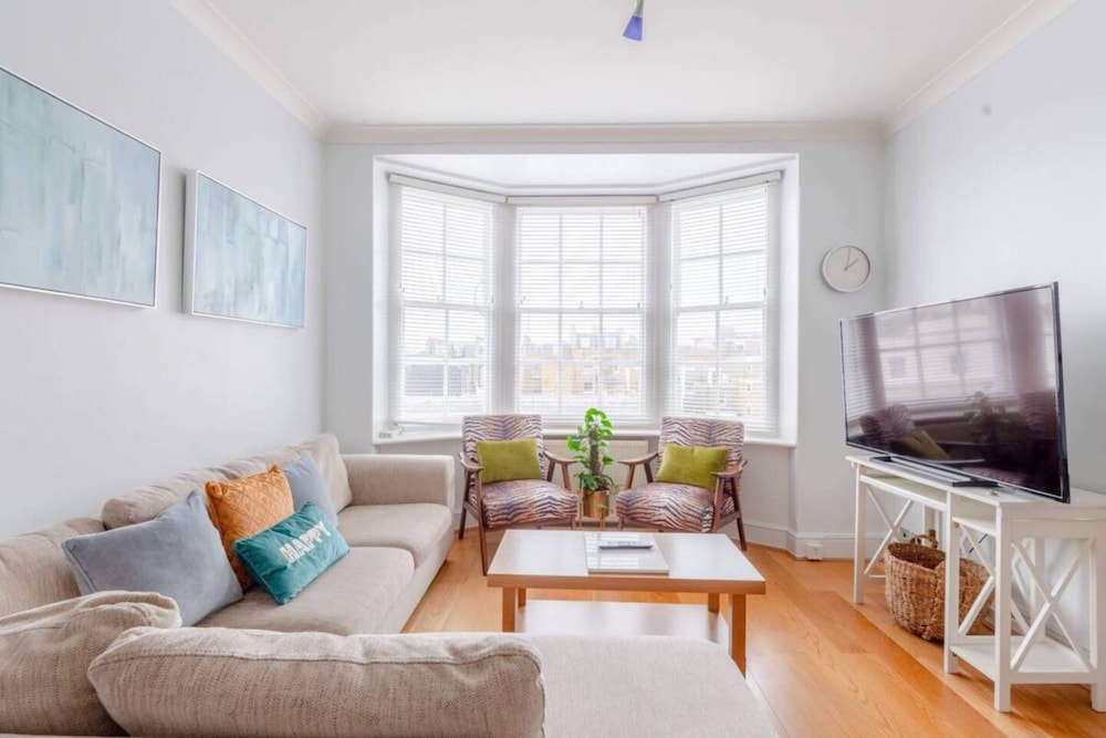 Central and Spacious 2 Bedroom Flat in Kensington