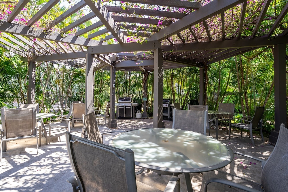 Upscale Luxurious Ocean Resort Vistas view 4
