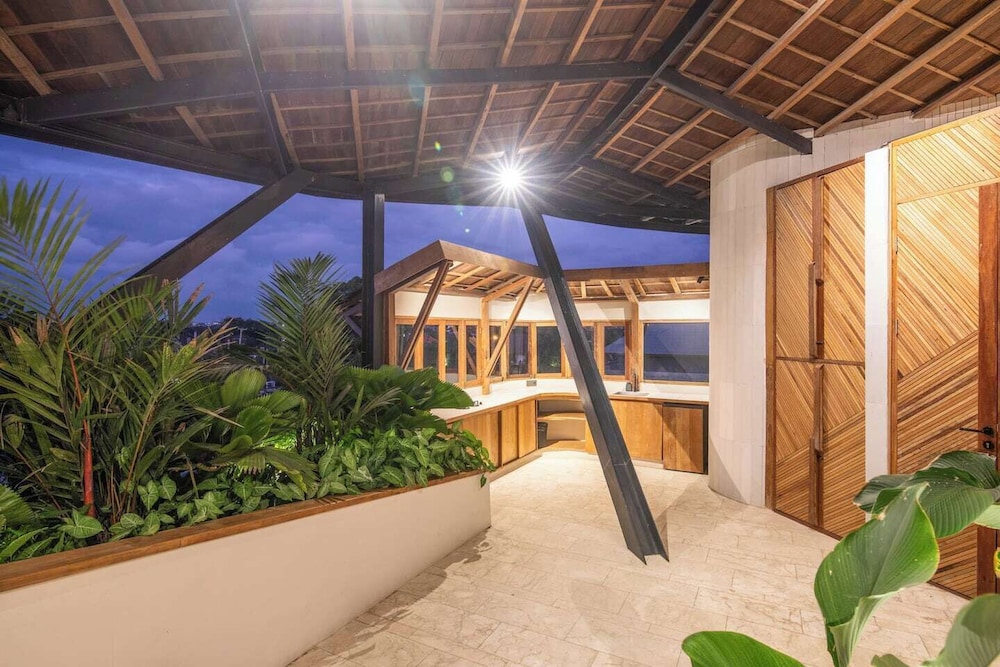 Gorgeous 2-br Penthouse With Views, 800m to the Be