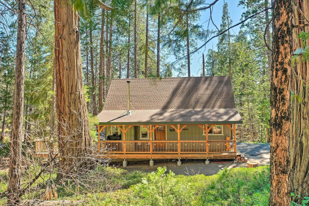 Game Room & Deck: Oso Cozy Cabin in Arnold! view 4
