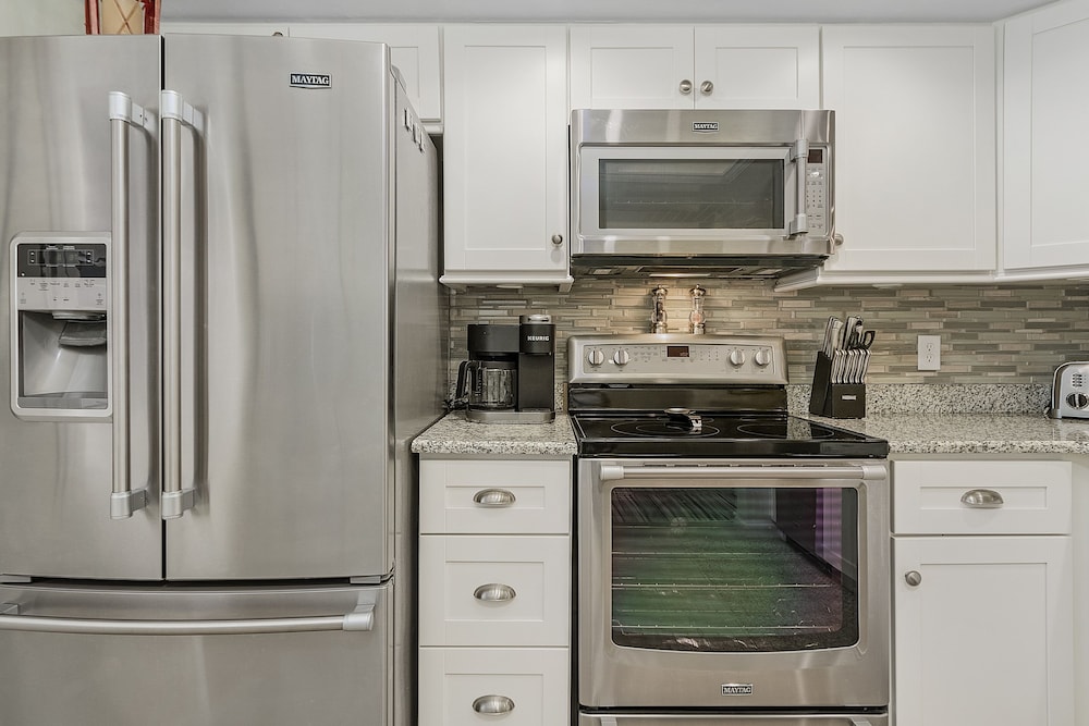 Cinnamon Cove #302 - 11170 Caravel Cir 2 Bedroom Apts by RedAwning view 4