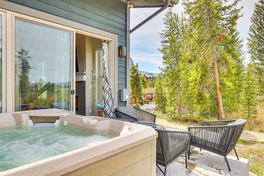 Walk to Dtwn: Fraser Retreat w/ Hot Tub & Views!