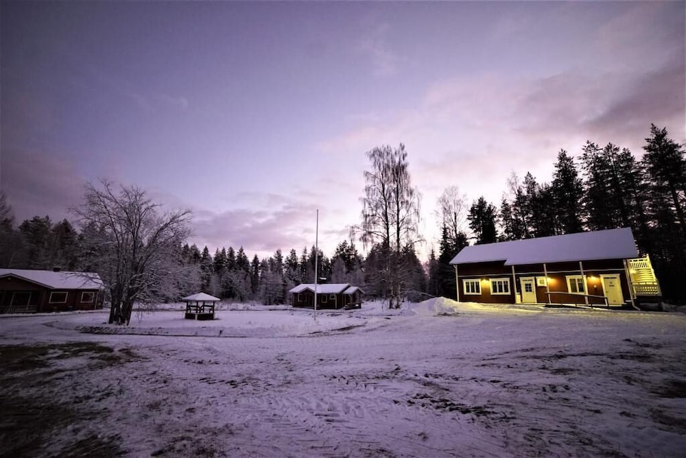 Old Pine Husky Lodge