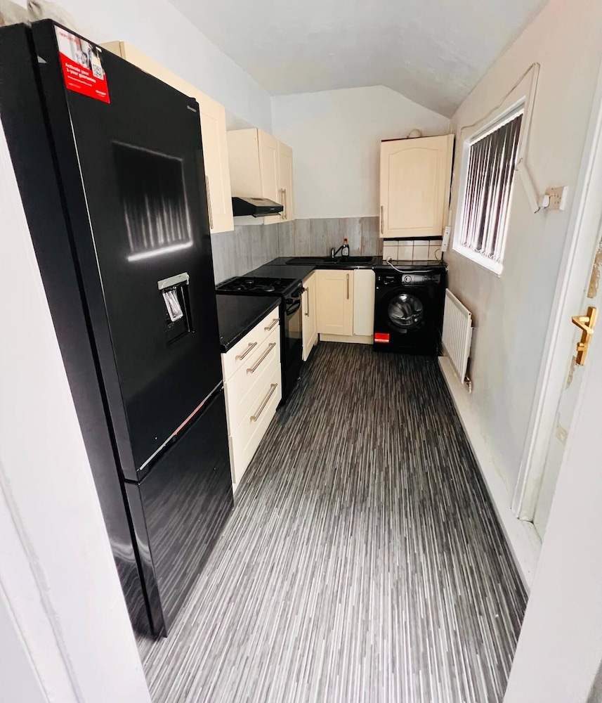 3 Bed Home Free Wifi & Netflix Central Location