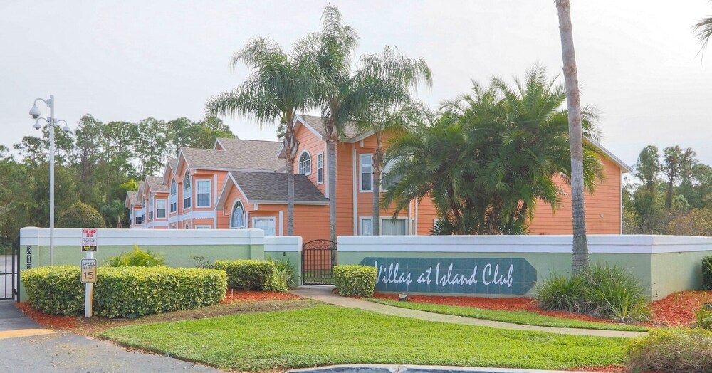 ​Near Theme Parks! Spectacular New 3 BR Home, Sleeps 7, Patio, Pool!-0
