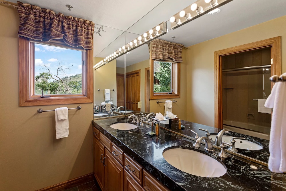 La Maconnerie at Deer Valley Resort - Four Bedroom Condo with Hot Tub #3 4 Condo
