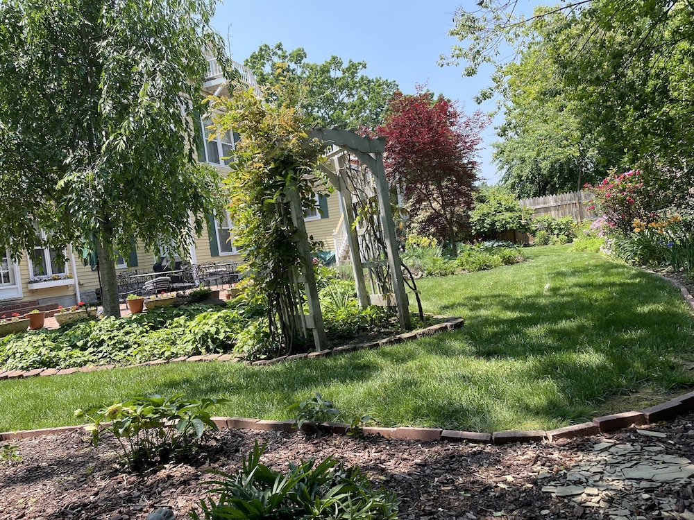 The Oaks Victorian Inn