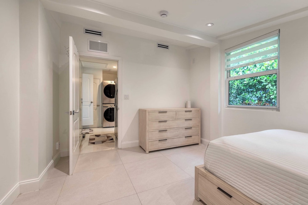 Luxury Waterfront Home w/ Pool, Hot Tub & Dock Near Las Olas Gulfstream
