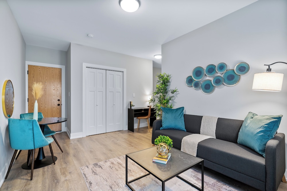 Stylish 1BR in Lakeview - Brompton 1 rep