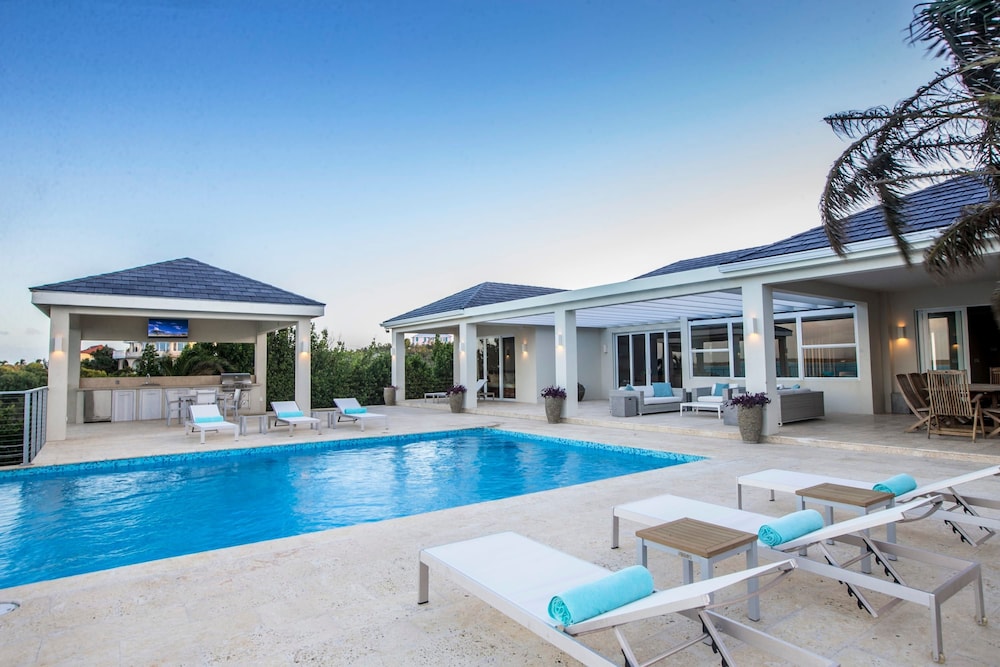 5 BR Waterfront Villa On Chalk Sound Blue Water