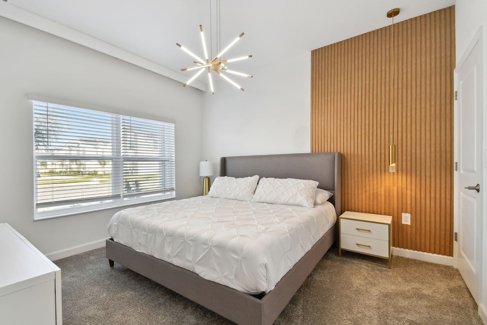 Storey Lake - Private Pool- King Bed - 4BD/3BA