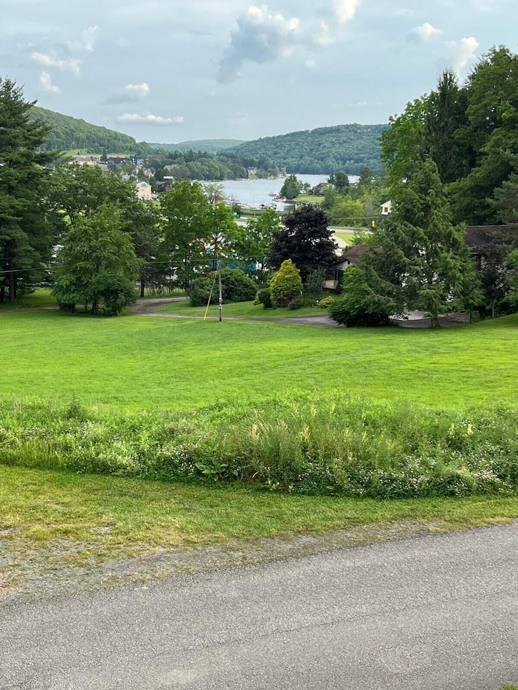 1 Mi to Wisp Resort: Hot Tub Haven in Mchenry!