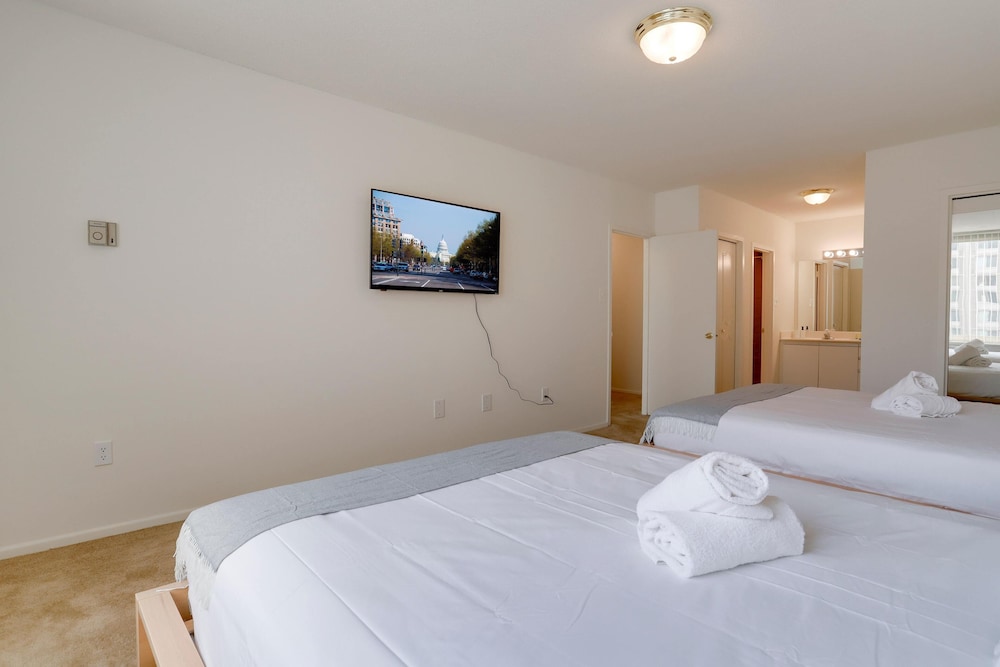 Stylish Comfort Condo in Crystal City