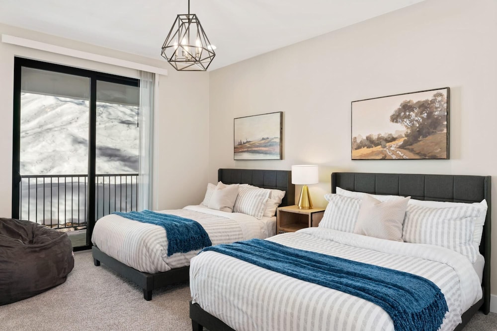 Luxury Retreat Home w Hot Tub - Property Image 63