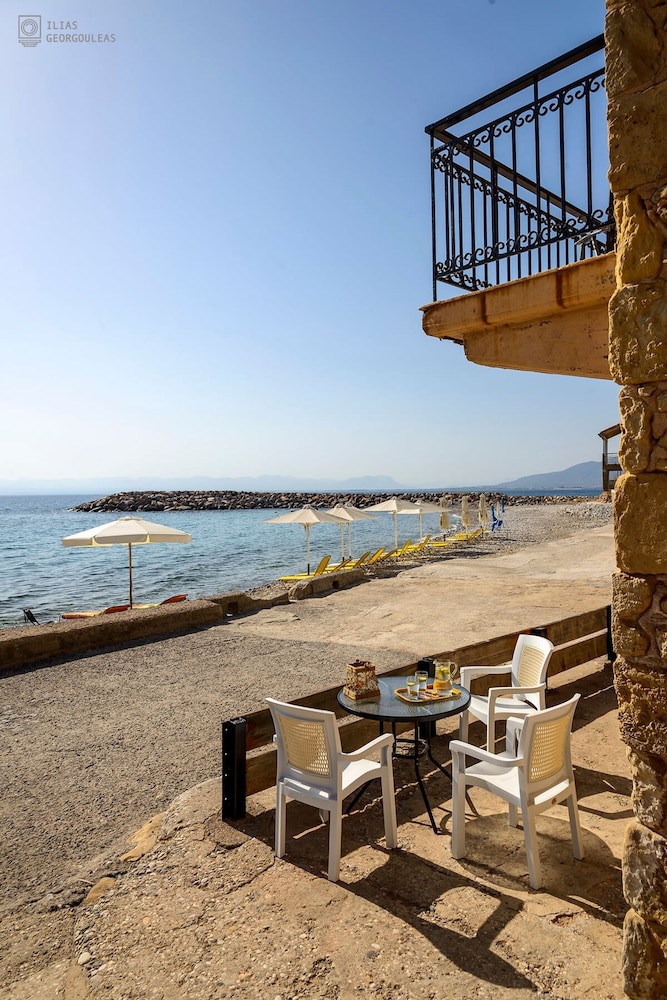 Waveside Sanctuary - Luxurious Seastone Villa