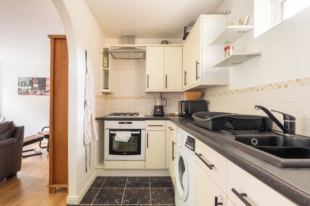 Charming Cosy Coach House in Fishponds, Bristol view 3