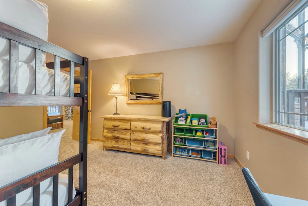 Cherry Hills Spacious Tahoe Cabin With Deck, Fireplace & Open Interiors