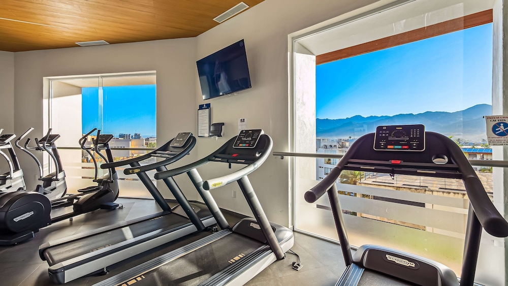 Stunning Beachfront Condo Sea Views Pools