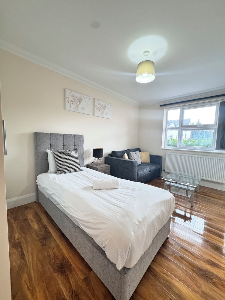 Stay Near Heathrow! Pristine, Convenient & Only 5 Mins to the Terminals view 2
