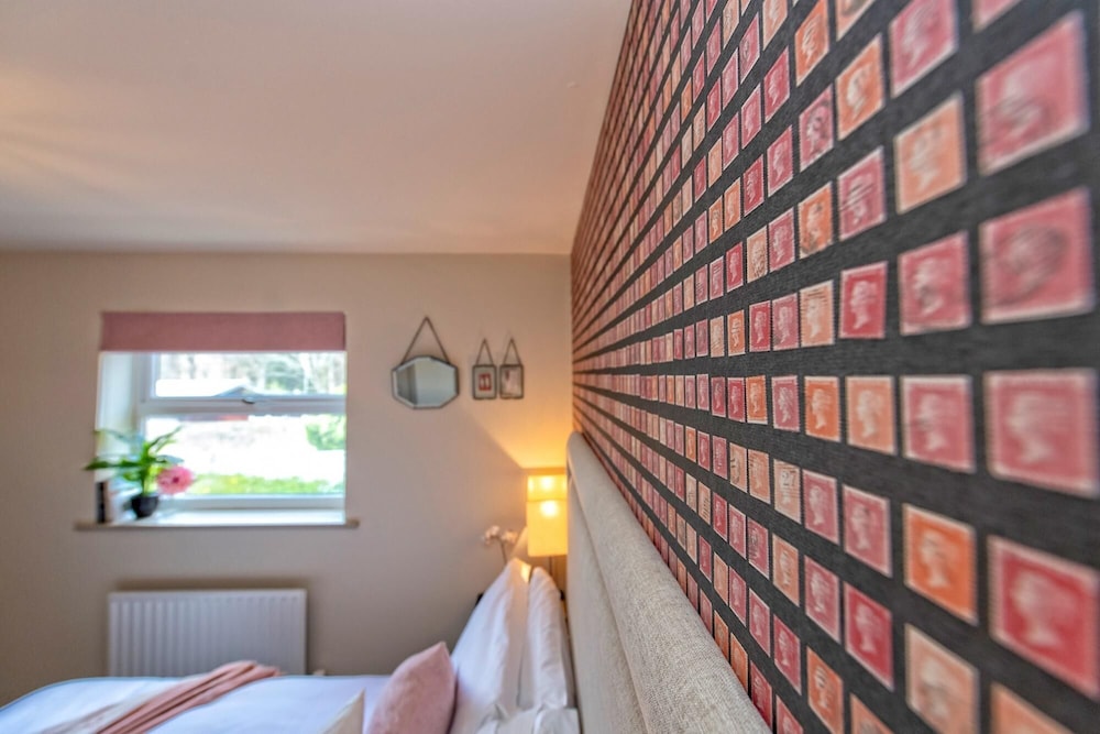A Very British Place to Stay - 3 Bedrooms Central view 4