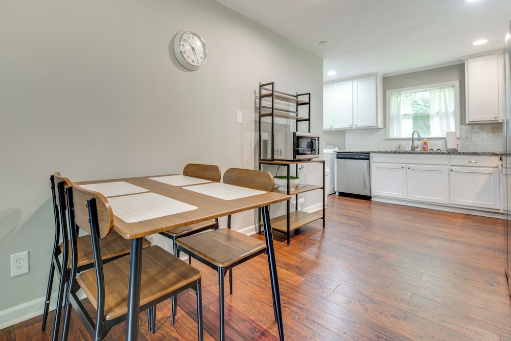 Inviting Home w/ Backyard: 8 Mi to Dtwn Atlanta!