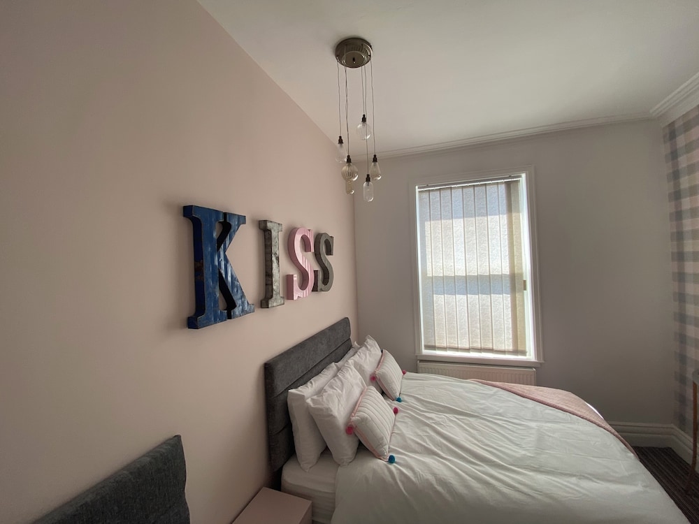Blackpool - 4 Beds - Sleeps 10 - Pet Friendly