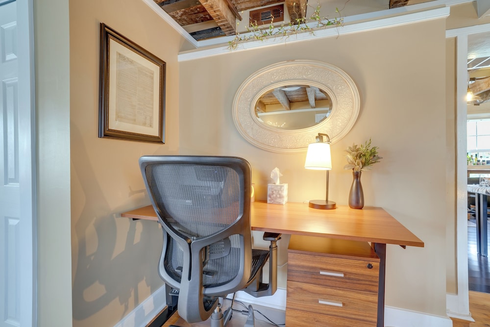 Walk to Beach: Historical Fredericksburg Home