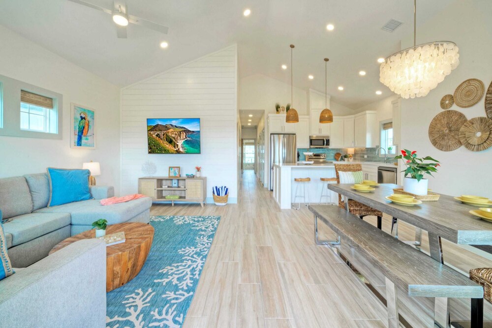 Sleeps 24 2 Homes, Walk to the Beach, Private Pools, Fire Pit, Modern Design