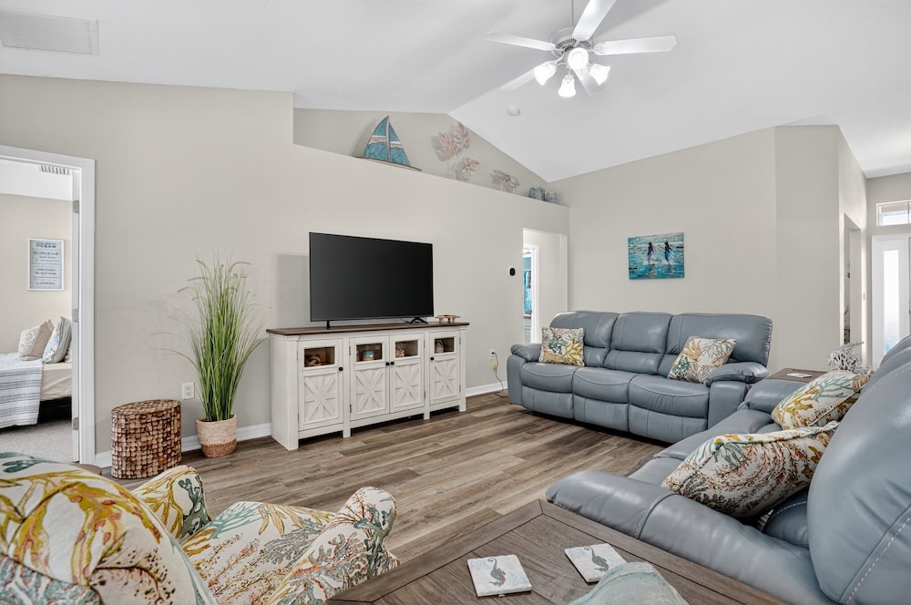 Spacious 4br Retreat With Heated Pool & Spa 4 Bedroom Home