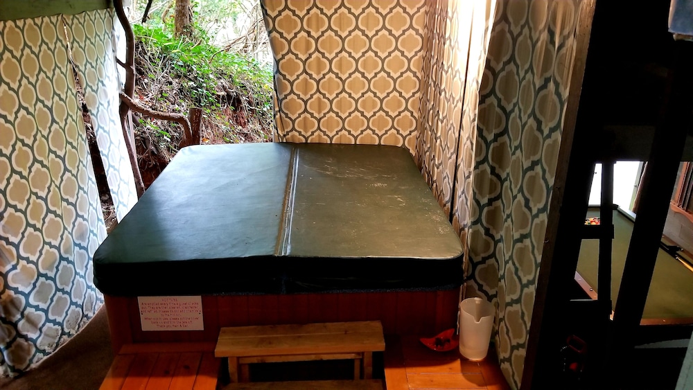 Bear Creek Lodge and Cabins in Helen Ga - Pet Friendly, River on Property, Walking Distance to downtown Helen