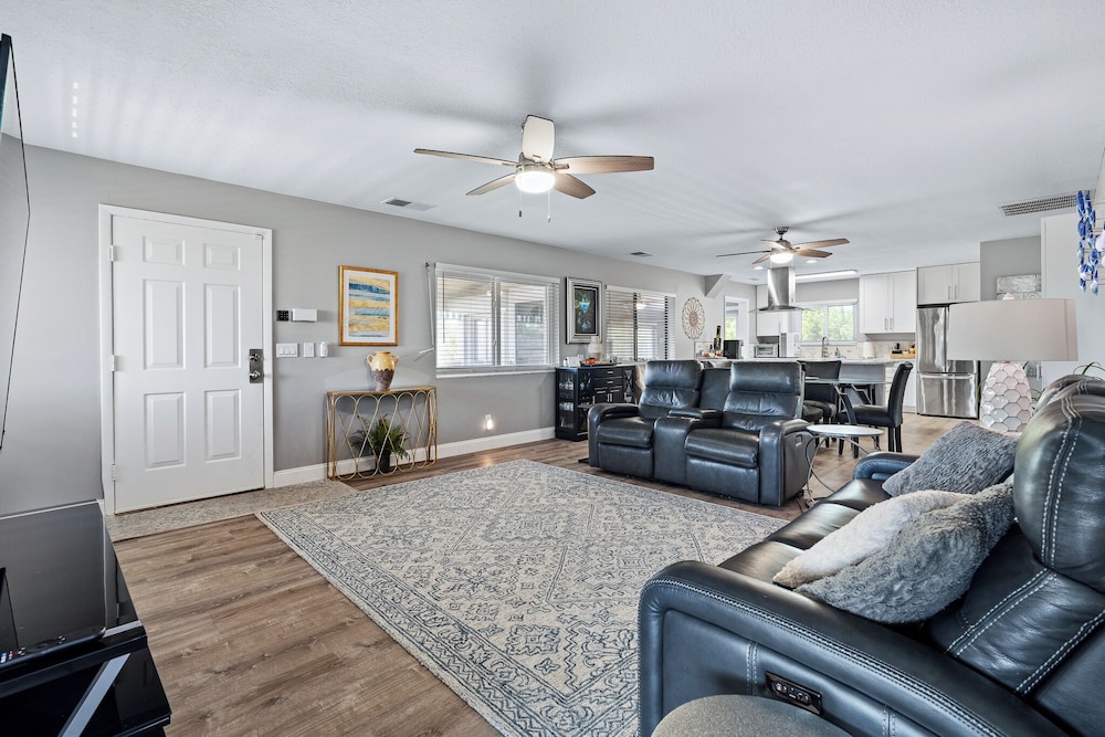4BR Beach House Spacious Steps From Sand