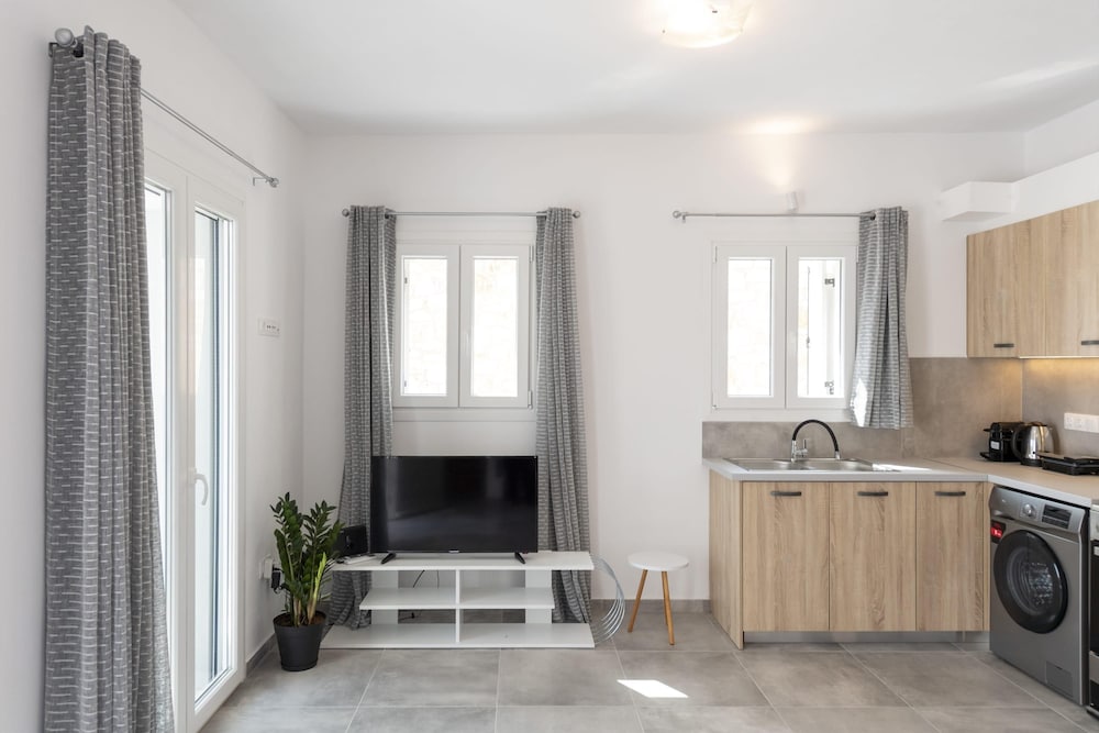 Parikia s Sunlight 2bedroom House