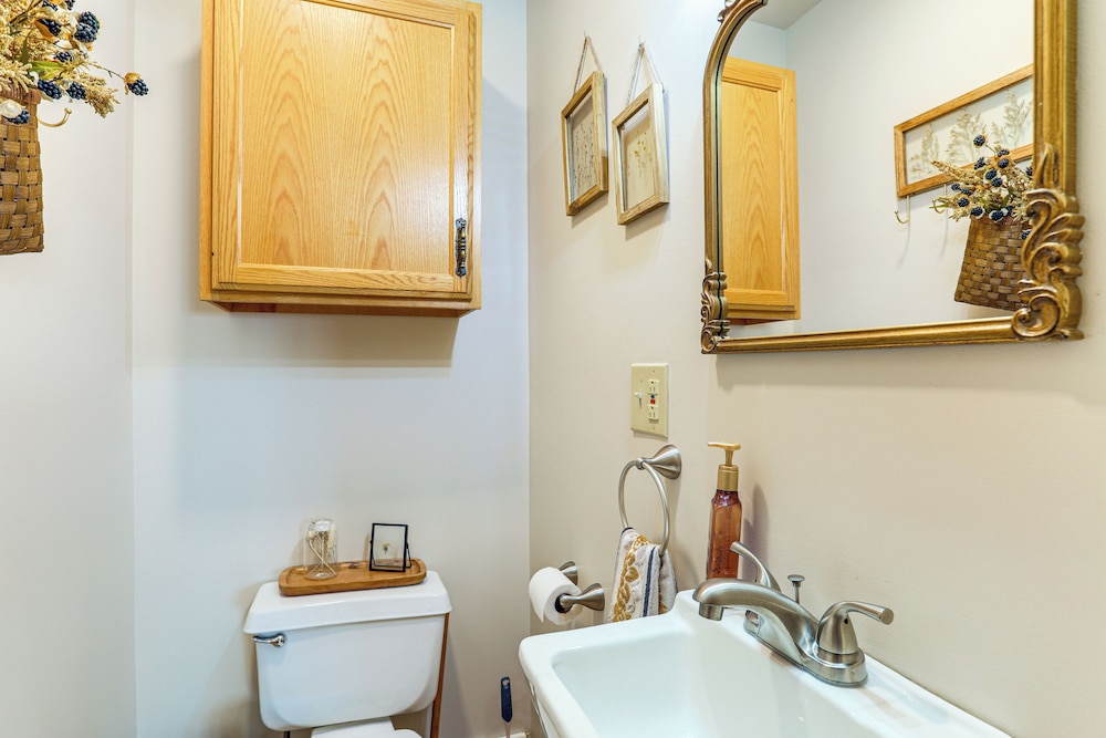 Convenient Townhome 1 Mi to Dtwn Clearfield