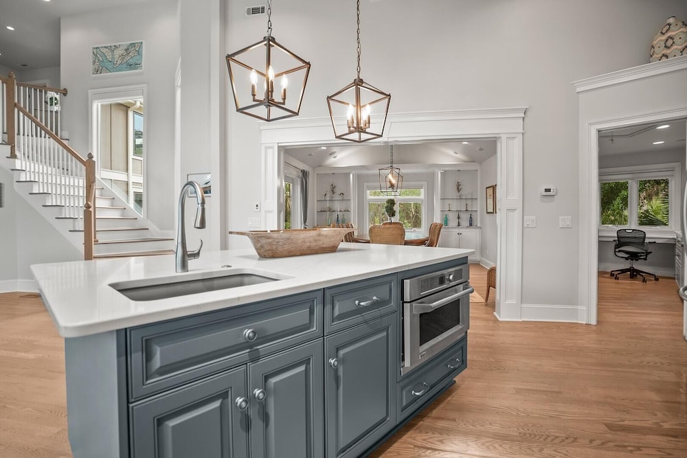 Elegant, Marsh-front 5-bed, 4-bath Home, Sleeps 12
